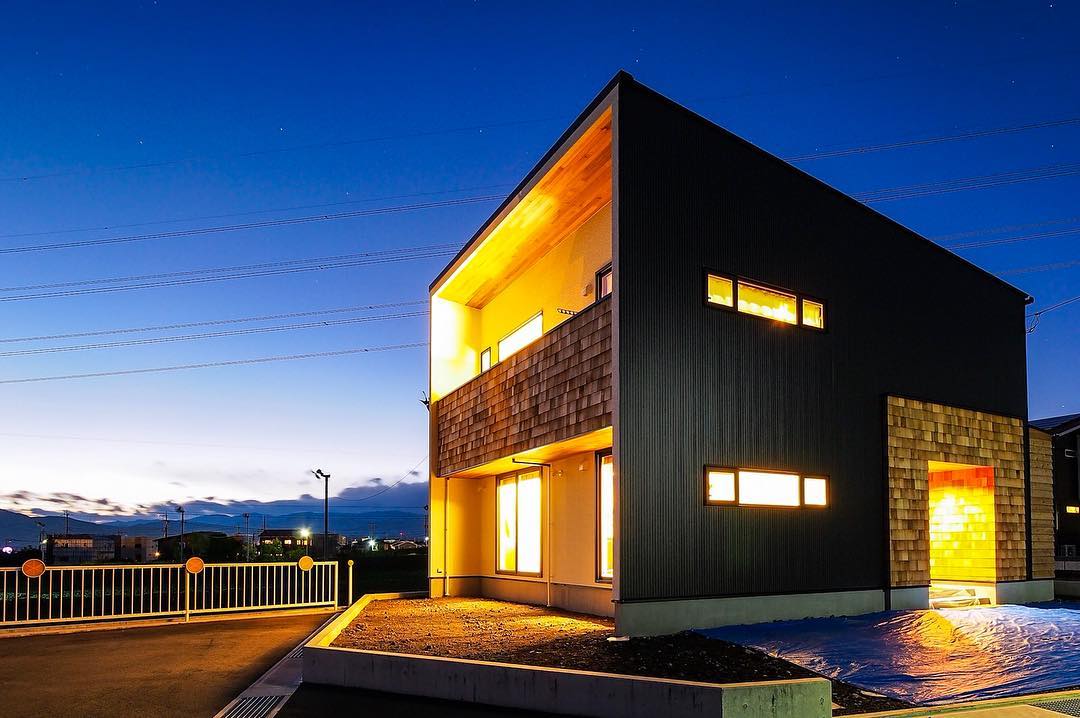 ブラックのガルバリウム鋼板と天然木の外壁材を使った外観の家 Livingd第一建設 静岡県 山梨県ロングライフデザインの家と暮らし