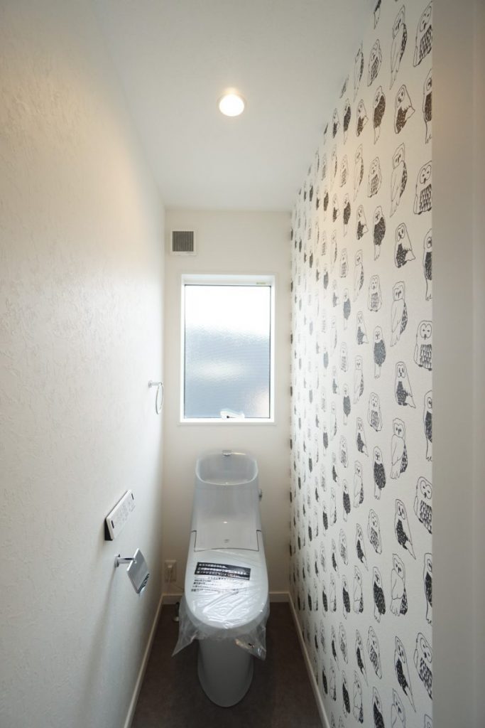 変わってる 自然素材の家huck2階のトイレの壁紙 Hibiki富士店 Livingd 第一建設株式会社 住まいと暮らしのコミュニティカンパニー