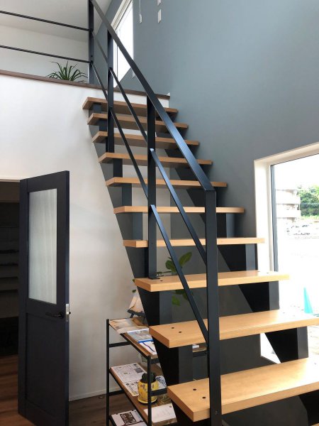 階段に おしゃれな 手すりが付きました Livingd第一建設 静岡県 山梨県ロングライフデザインの家と暮らし